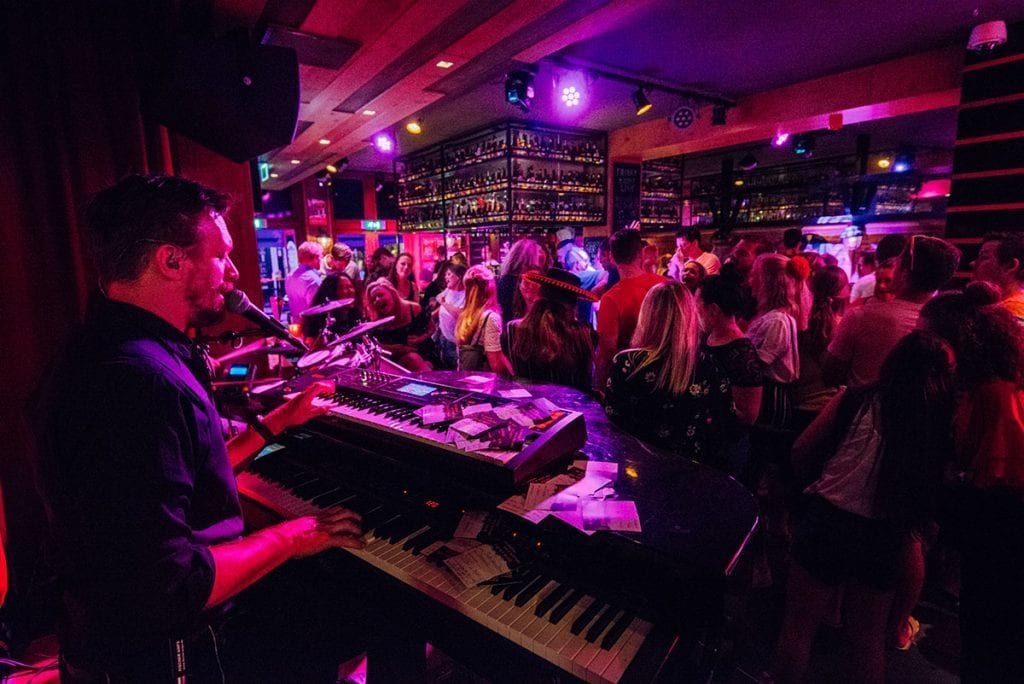 Een volle dansvloer bij Proost in Breda