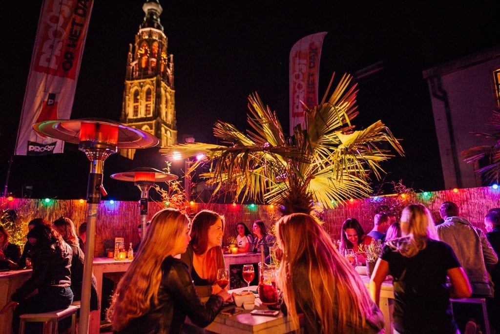 Het verlichte dakterras van Proost